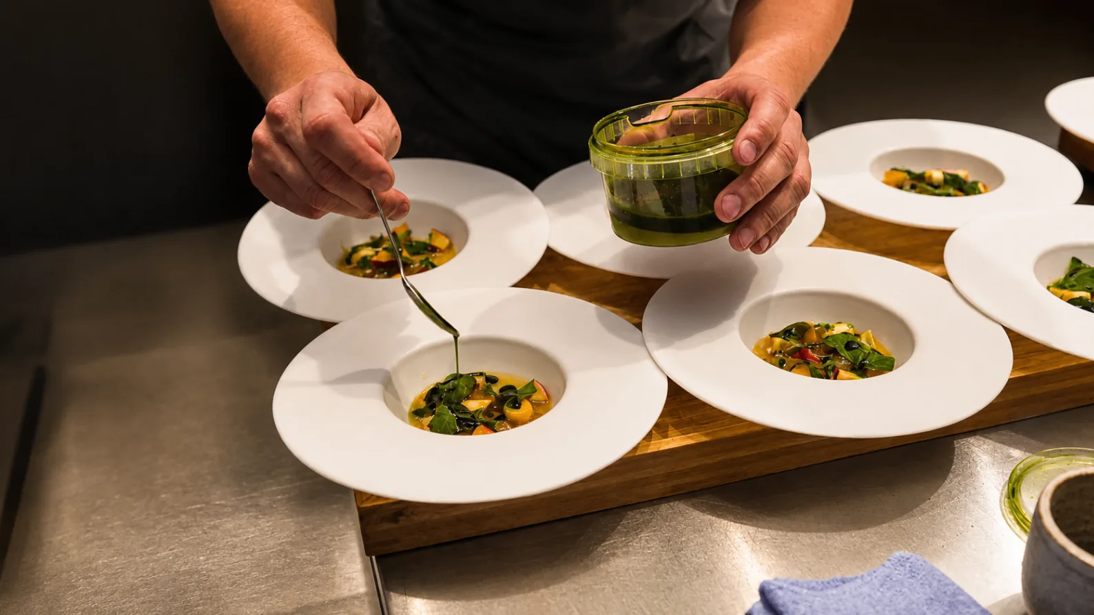 En servering under aftenen på Restaurant Grim