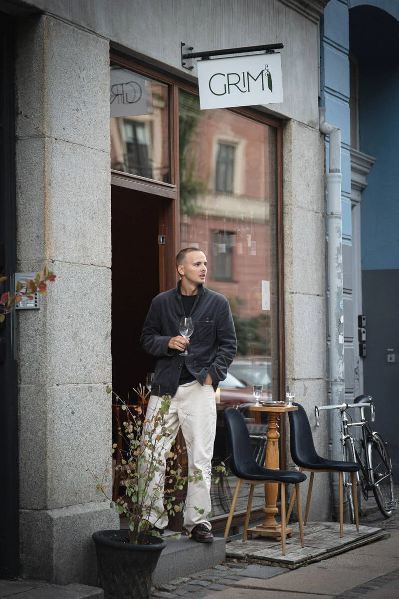 En gæst ankommer til restauranten
